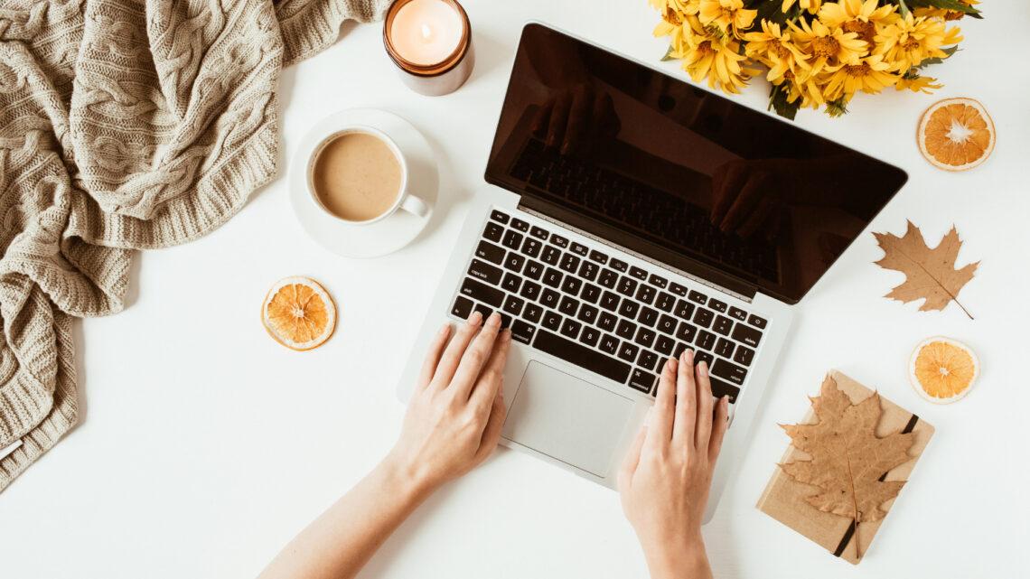 Les bougies parfumées pour créer une ambiance relaxante, diminuer le stress et se sentir comme bien dans son espace de travail.