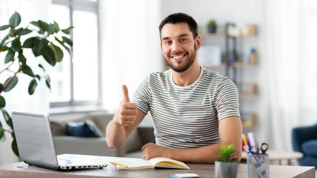 Image d'un homme travaillant de chez lui, bien organisé